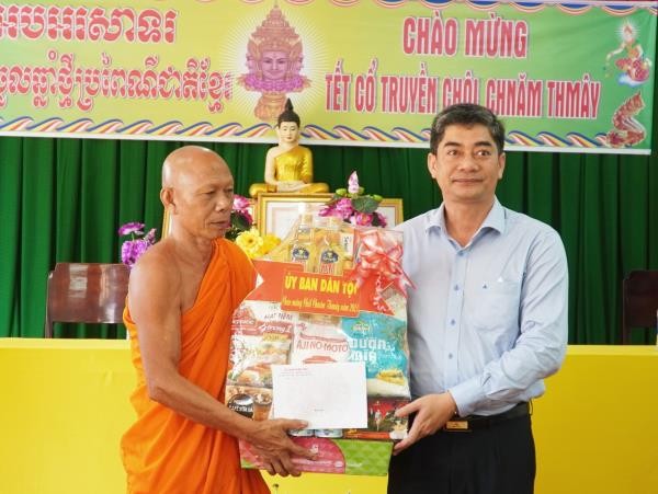 Ông Y Vinh Tơr trao quà chúc Tết đến Hòa thượng Danh Đổng