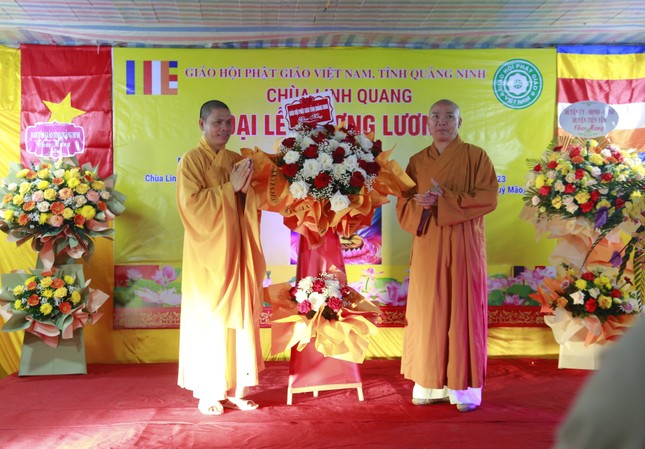 Đại diện Ban Trị sự Phật giáo tỉnh Quảng Ninh tặng hoa chúc mừng