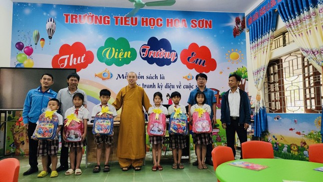 Đại đức Thích Tuệ Minh trao quà cho học sinh Đại đức Thích Tuệ Minh trao quà cho học sinh