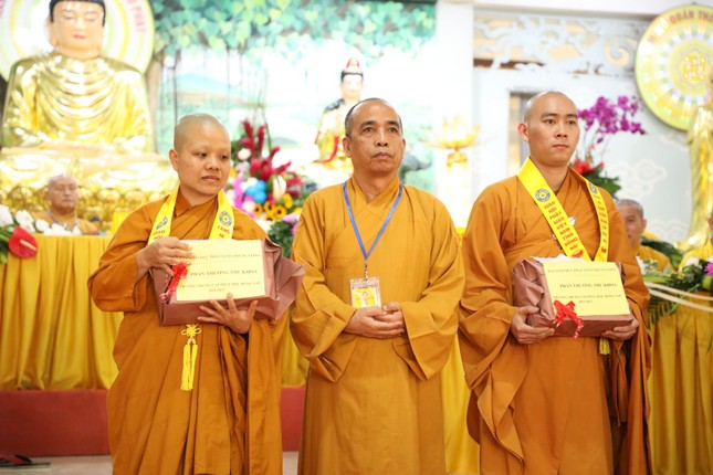 Thượng tọa Thích Viên Trí trao 2 phần thưởng thủ khoa