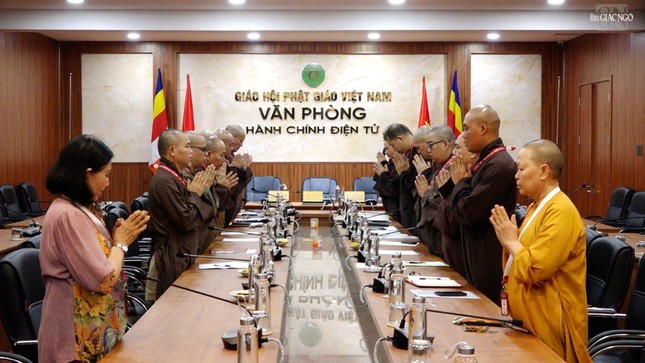 Buổi họp vào sáng nay 12-4