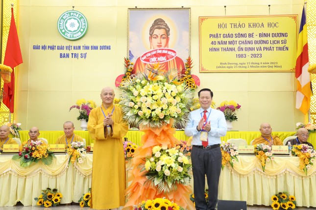 Ông Trần Đức Thịnh trao hoa chúc mừng hội thảo