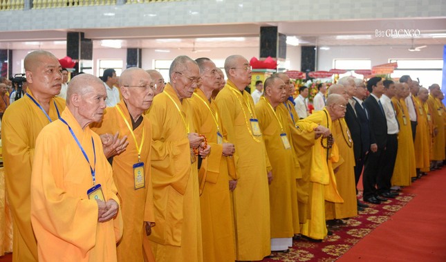 Chư tôn đức thực hiện nghi thức chào Quốc kỳ, Đạo kỳ