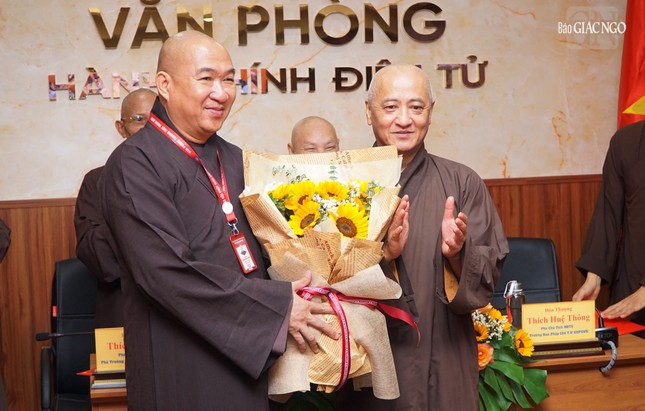 Hòa thượng Thích Huệ Thông chúc mừng Thượng tọa Thích Phước Nguyên, Tổ trưởng Tổ Công tác