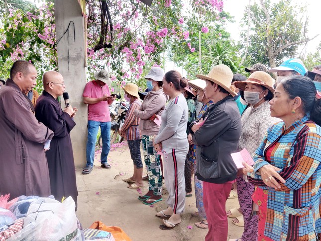 Hòa thượng Thích Chơn Nguyên động viên bà con vượt qua khó khăn - Ảnh: CTV