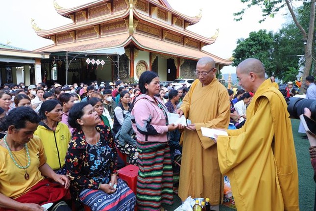 Phân ban Hướng dẫn Phật tử Dân tộc T.Ư đã thăm hỏi và phát 200 phần quà từ thiện Phân ban Hướng dẫn Phật tử Dân tộc T.Ư đã thăm hỏi và phát 200 phần quà từ thiện