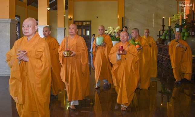 Chư tôn đức cung thỉnh linh cốt Đại lão Hòa thượng rời Tổ đường Việt Nam Quốc Tự Chư tôn đức cung thỉnh linh cốt Đại lão Hòa thượng rời Tổ đường Việt Nam Quốc Tự