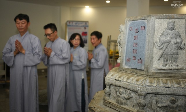 Hiếu quyến Đại lão Hòa thượng nhiễu tháp Hiếu quyến Đại lão Hòa thượng nhiễu tháp