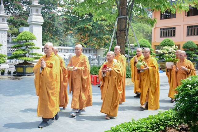 Chư tôn đức cung thỉnh linh cố Đại lão Hòa thượng... Chư tôn đức cung thỉnh linh cố Đại lão Hòa thượng...