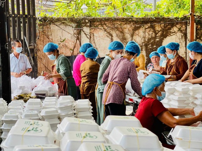 Thành viên “Bếp ăn yêu thương” nấu 2.000 suất chay trao cho bệnh nhân, người nhà bệnh nhân và người nghèo gần tịnh viện - Ảnh: P.H Thành viên “Bếp ăn yêu thương” nấu 2.000 suất chay trao cho bệnh nhân, người nhà bệnh nhân và người nghèo gần tịnh viện - Ảnh: P.H