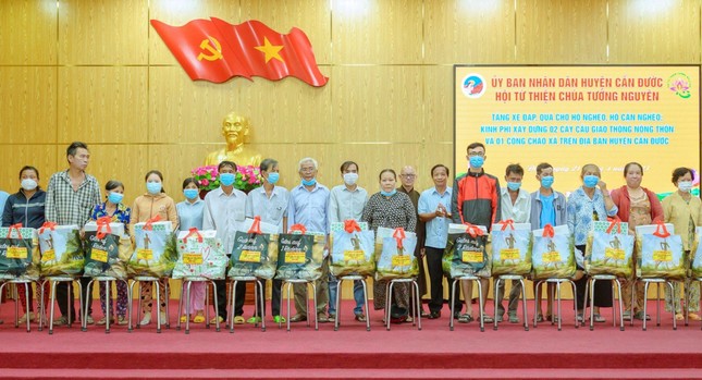 Tặng 100 phần quà cho bà con có hoàn cảnh khó khăn - Ảnh: TN Tặng 100 phần quà cho bà con có hoàn cảnh khó khăn - Ảnh: TN