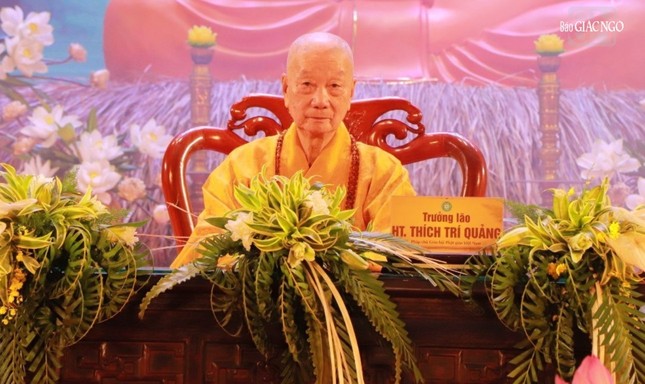 Đức Pháp chủ GHPGVN sách tấn chư Ni trước giờ diễn ra lễ chính thức Đức Pháp chủ GHPGVN sách tấn chư Ni trước giờ diễn ra lễ chính thức