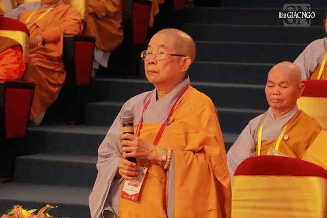 Ni trưởng Thích nữ Nhật Khương lắng nghe lời huấn thị của Đức Pháp chủ Ni trưởng Thích nữ Nhật Khương lắng nghe lời huấn thị của Đức Pháp chủ