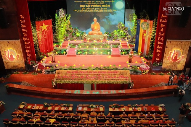 Quang cảnh Đại lễ tại Trung tâm Văn hóa TP.Đồng Xoài Quang cảnh Đại lễ tại Trung tâm Văn hóa TP.Đồng Xoài