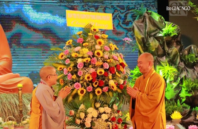 Thượng tọa Thích Đức Thiện trao hoa đến Ni trưởng Thích nữ Nhật Khương Thượng tọa Thích Đức Thiện trao hoa đến Ni trưởng Thích nữ Nhật Khương