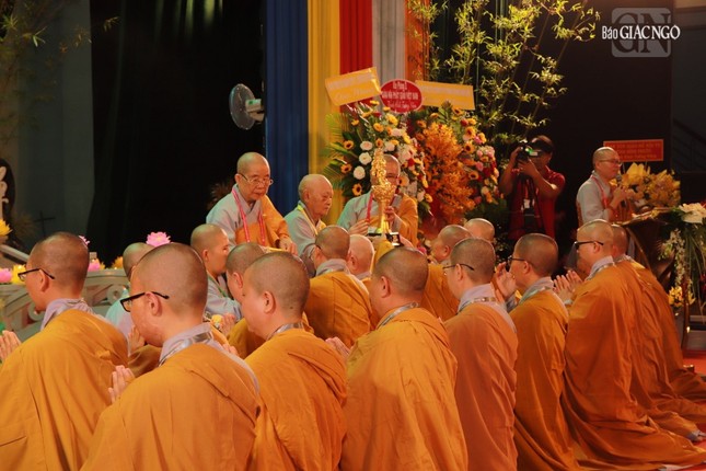 Ban Tổ chức trao biểu tượng và cờ luân lưu đến Phân ban Ni giới TP.Cần Thơ Ban Tổ chức trao biểu tượng và cờ luân lưu đến Phân ban Ni giới TP.Cần Thơ