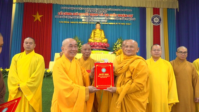 Hòa thượng Thích Thanh Tân trao quyết định Hòa thượng Thích Thanh Tân trao quyết định
