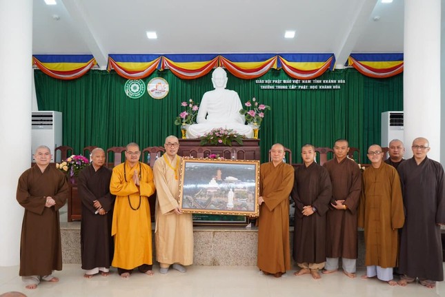 Thượng tọa Thích Quảng Lộc trao quà lưu niệm đến Đại đức Thích Tường Nghiêm, Hiệu phó Trường Trung cấp Phật học Khánh Hòa Thượng tọa Thích Quảng Lộc trao quà lưu niệm đến Đại đức Thích Tường Nghiêm, Hiệu phó Trường Trung cấp Phật học Khánh Hòa