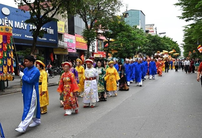 Rước kiệu lần đầu tiên được tổ chức tại chùa Duệ Tú Rước kiệu lần đầu tiên được tổ chức tại chùa Duệ Tú