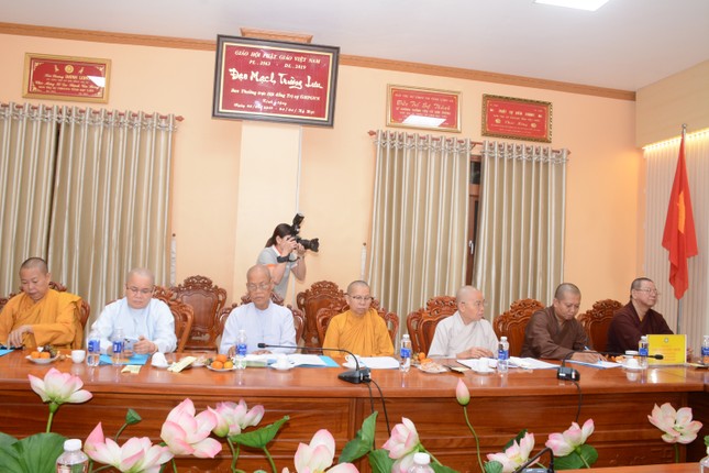 Chư tôn đức Tăng Ni tham dự họp