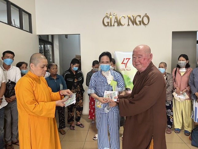Trao tiền bạn đọc ủng hộ bệnh nhân ung bướu - Ảnh: M.Tuyền Trao tiền bạn đọc ủng hộ bệnh nhân ung bướu - Ảnh: M.Tuyền