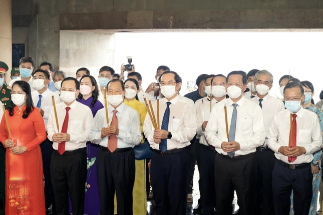 Bí thư Thành ủy TP.HCM Nguyễn Văn Nên cùng lãnh đạo, nguyên lãnh đạo trung ương, TP.HCM tham dự lễ dâng hương tưởng niệm