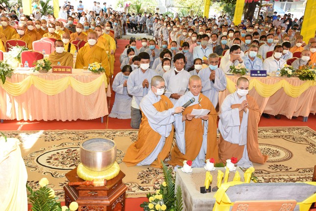 Sư cô Thích nữ Chơn Nhã dâng lời phát nguyện