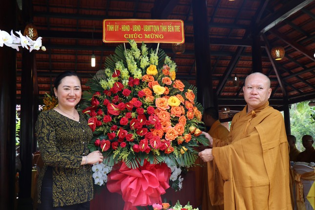 Đại diện Tỉnh ủy, HĐND, UBND, UBMTTQVN tỉnh Bến Tre tặng hoa chúc mừng Đại diện Tỉnh ủy, HĐND, UBND, UBMTTQVN tỉnh Bến Tre tặng hoa chúc mừng