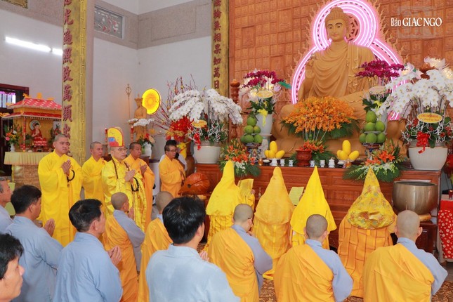 Thực hiện các pháp sự tại chánh điện Thực hiện các pháp sự tại chánh điện