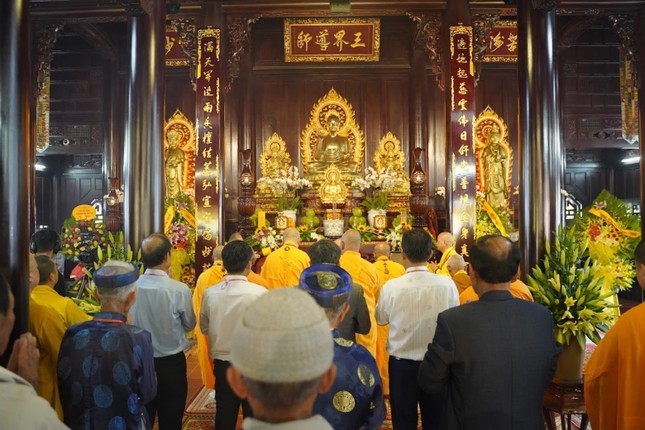 Cầu nguyện, khánh tạ Tam bảo tại chánh điện chùa An Lưu Cầu nguyện, khánh tạ Tam bảo tại chánh điện chùa An Lưu