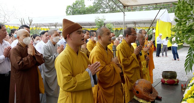 Niêm hương cầu nguyện cho công trình sớm hoàn thiện Niêm hương cầu nguyện cho công trình sớm hoàn thiện