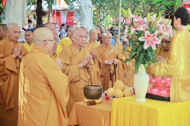 Chư tôn đức thực hiện nghi thức cầu nguyện cho công trình sớm thành tựu