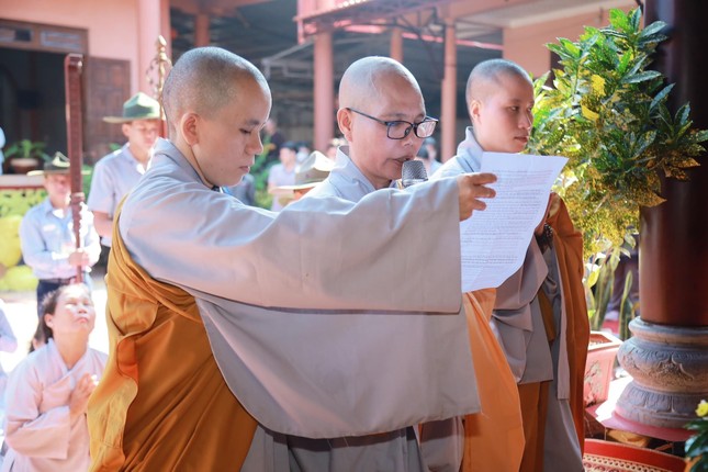 Sư cô Thích nữ Tịnh Tâm, trụ trì chùa Phước Sơn phát nguyện