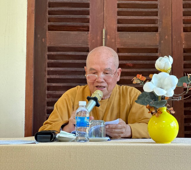 Hòa thượng Thích Minh Thông, Trưởng ban Trị sự GHPGVN tỉnh chủ trì hội nghị gặp gỡ Tăng Ni