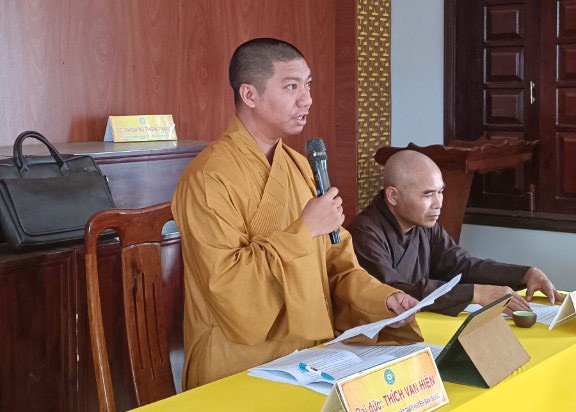 Đại đức Thích Vạn Hiển, Trưởng ban Trị sự Phật giáo H.Đắk Song chủ trì buổi họp Đại đức Thích Vạn Hiển, Trưởng ban Trị sự Phật giáo H.Đắk Song chủ trì buổi họp