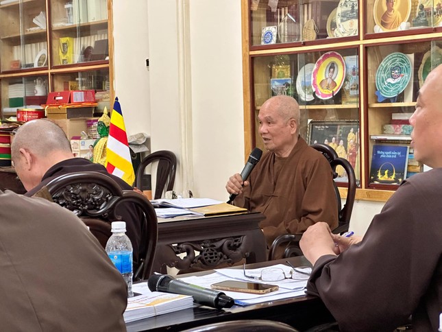 Hòa thượng Thích Minh Thông chủ trì buổi họp Hòa thượng Thích Minh Thông chủ trì buổi họp