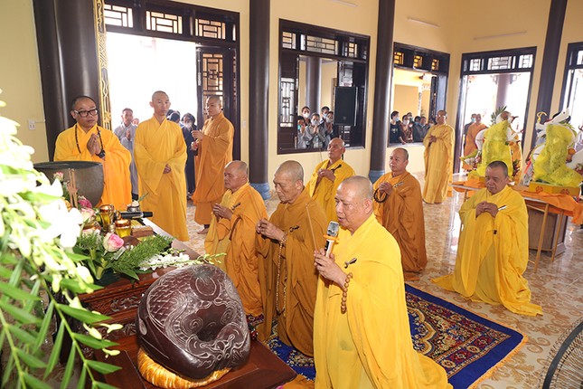 Thành kính hướng ngôi đại hùng bửu điện dâng hương bạch Phật