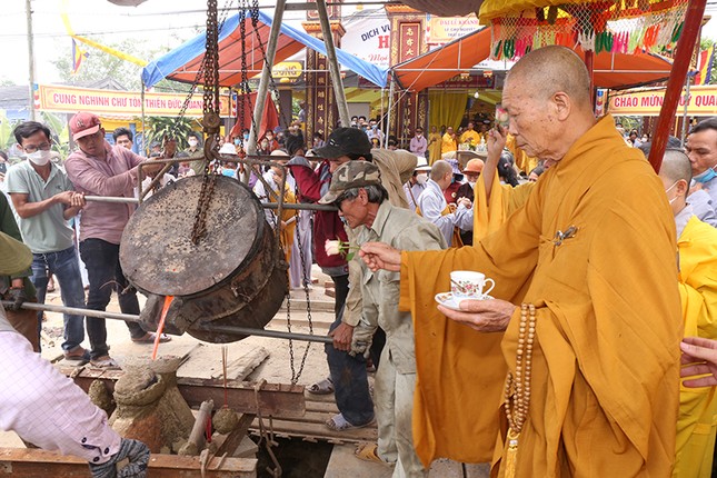 Thực hiện nghi lễ sái tịnh rót đồng đúc đại hồng chung