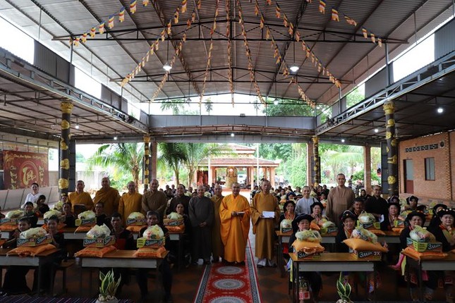 Phân ban đã tới thăm và trao 100 phần quà tới bà con dân tộc Ê-đê chùa Hoa Nghiêm Phân ban đã tới thăm và trao 100 phần quà tới bà con dân tộc Ê-đê chùa Hoa Nghiêm