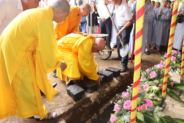 Thực hiện đặt đá xây dựng ngôi đại hùng bảo điện chùa Tiến Hòa