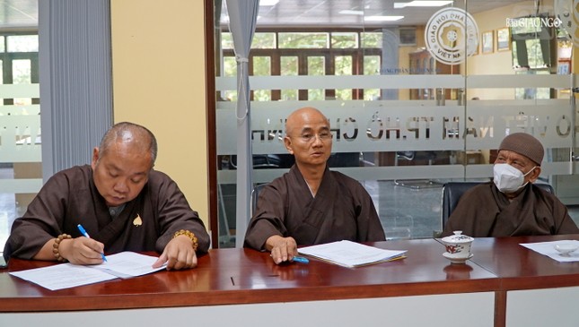 Thượng tọa Thích Thiện Quý phát biểu đóng góp ý kiến Thượng tọa Thích Thiện Quý phát biểu đóng góp ý kiến