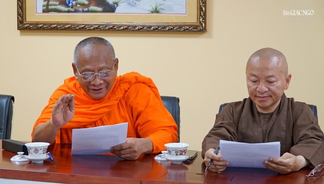 Hòa thượng Danh Lung đóng góp ý kiến tại buổi họp Hòa thượng Danh Lung đóng góp ý kiến tại buổi họp