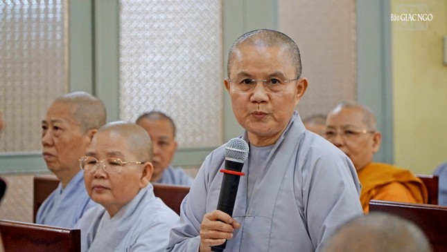 Ni sư Thích nữ Như Nguyệt báo cáo tại buổi họp Ni sư Thích nữ Như Nguyệt báo cáo tại buổi họp