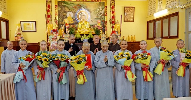 Thành viên Ban Biên tập nhận hoa chúc mừng từ Ni trưởng Thích nữ Nhật Khương Thành viên Ban Biên tập nhận hoa chúc mừng từ Ni trưởng Thích nữ Nhật Khương