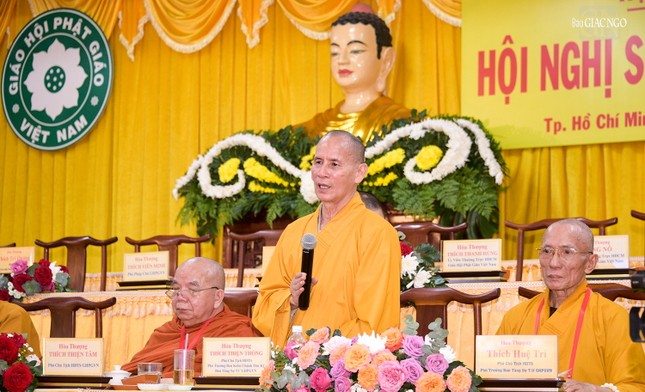 Hòa thượng Thích Thiện Thống điều phối chương trình thảo luận