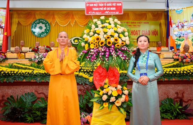 Bà Phan Kiều Thanh Hương tặng lẵng hoa của Ủy ban MTTQVN TP.HCM Bà Phan Kiều Thanh Hương tặng lẵng hoa của Ủy ban MTTQVN TP.HCM