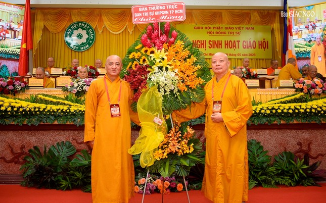 Hòa thượng Thích Lệ Trang thay mặt Ban Thường trực Ban Trị sự GHPGVN TP.HCM tặng hoa chúc mừng Hòa thượng Thích Lệ Trang thay mặt Ban Thường trực Ban Trị sự GHPGVN TP.HCM tặng hoa chúc mừng