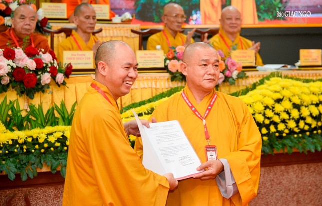 Thượng tọa Thích Đức Thiện trao quyết định đến Thượng tọa Thích Phước Triều Thượng tọa Thích Đức Thiện trao quyết định đến Thượng tọa Thích Phước Triều