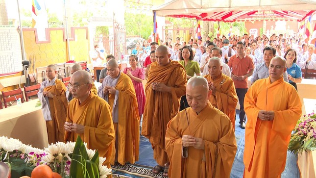 Chư tôn đức thực hiện các nghi thức dâng hương