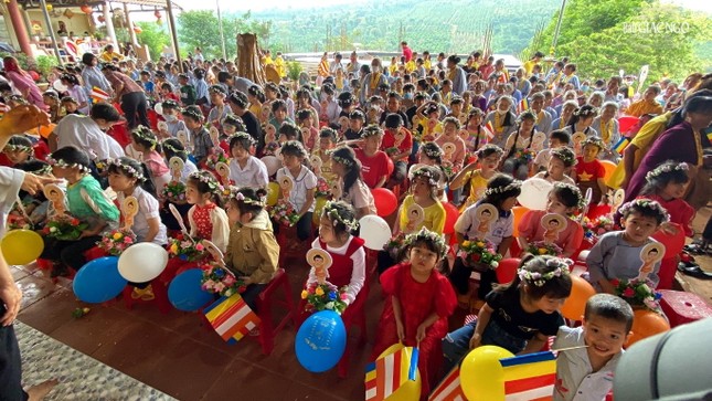 200 em Phật tử tham gia cung rước Phật kính mừng Đức Phật đản sinh